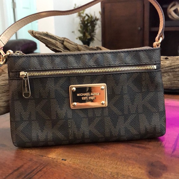 MK Michael Kors Wristlet - Picture 1 of 8
